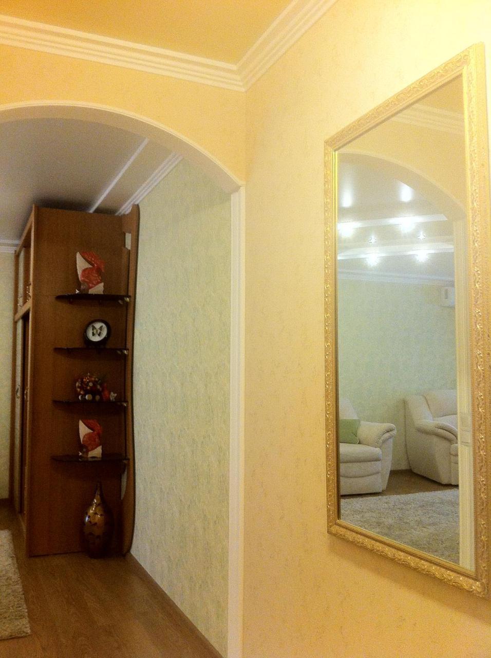 красивая дизайнерская возле метро бот. сад Apartment